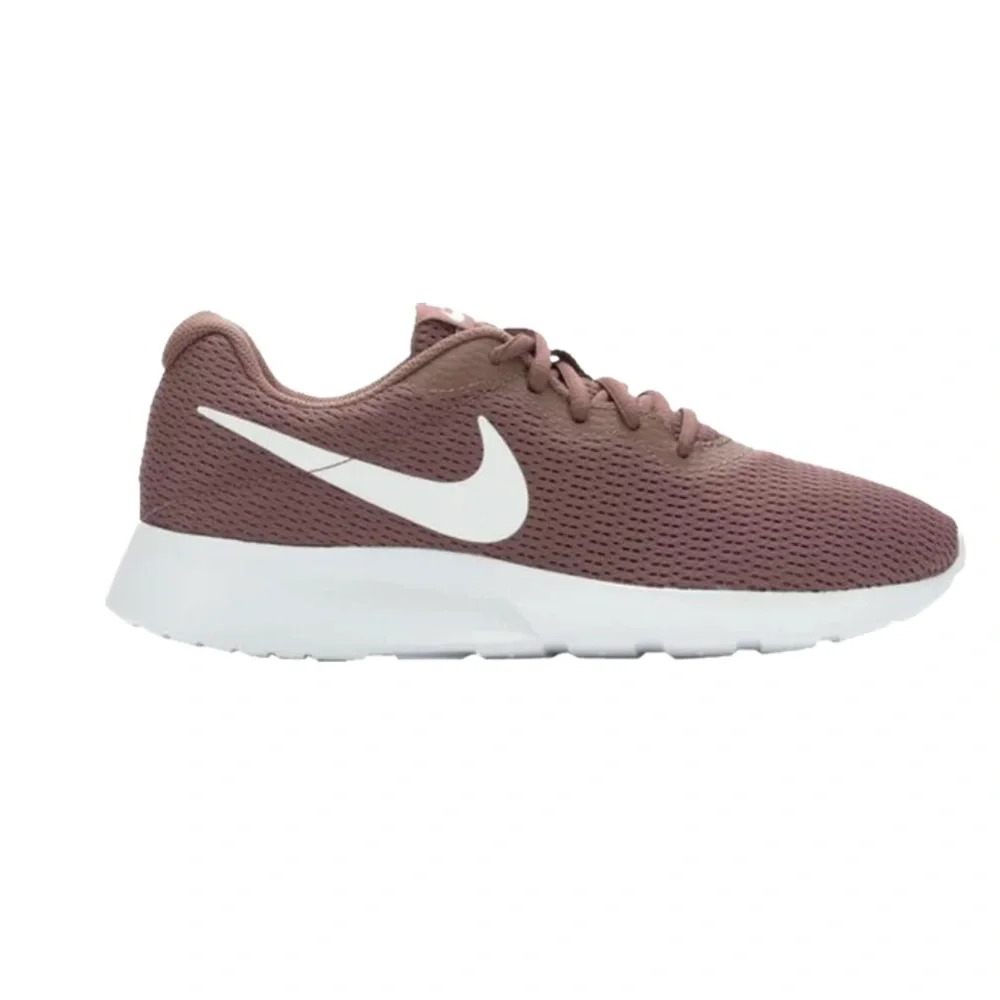 Size 7.5 Nike Women’s Tanjun - Picture 1 of 7